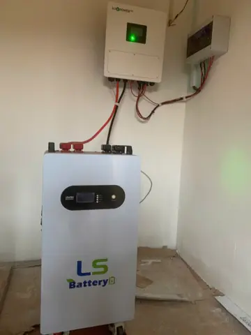 Bộ inverter và pin lưu trữ điện mặt trời cho bơm tưới